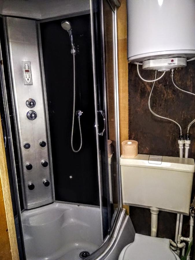 Two Rooms Rustic House - Self Check-In Bukares Bagian luar foto