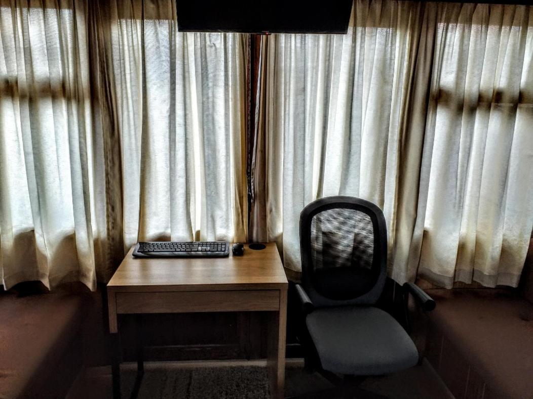 Two Rooms Rustic House - Self Check-In Bukares Bagian luar foto