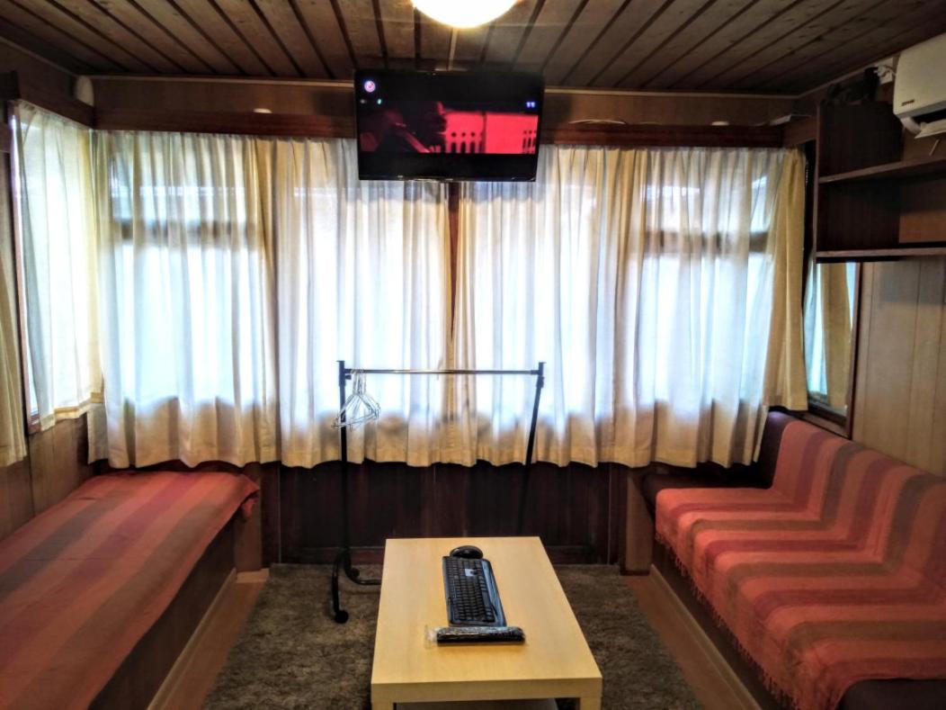 Two Rooms Rustic House - Self Check-In Bukares Bagian luar foto