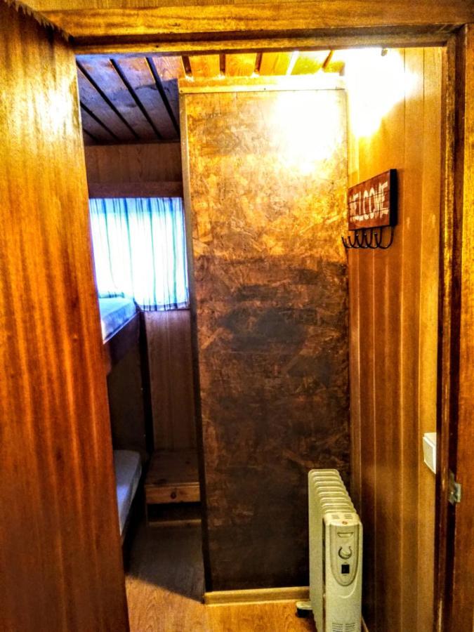 Two Rooms Rustic House - Self Check-In Bukares Bagian luar foto