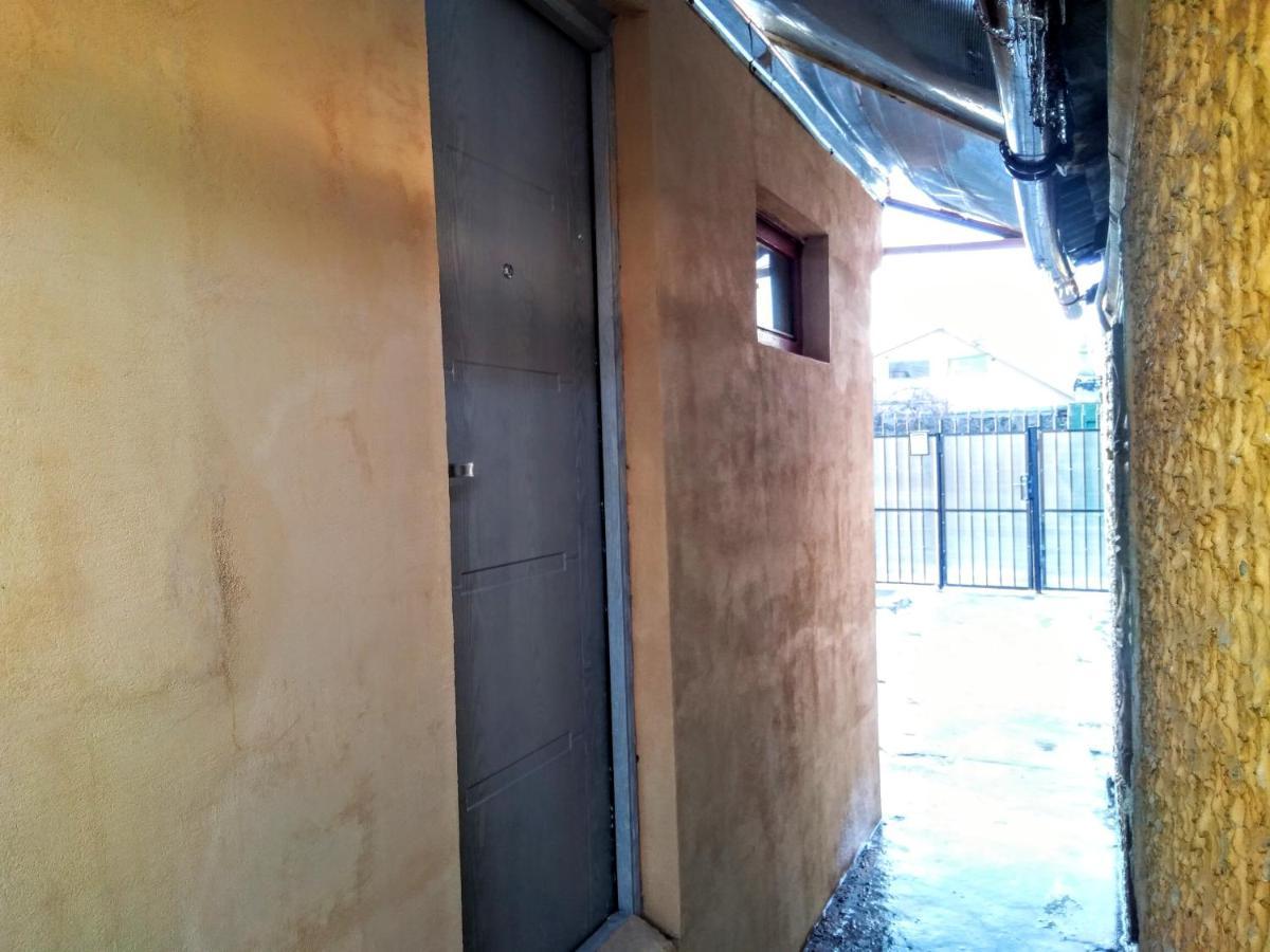 Two Rooms Rustic House - Self Check-In Bukares Bagian luar foto