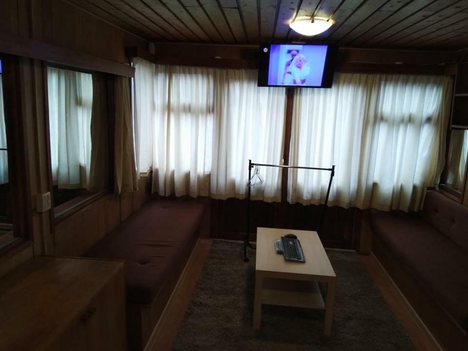 Two Rooms Rustic House - Self Check-In Bukares Bagian luar foto
