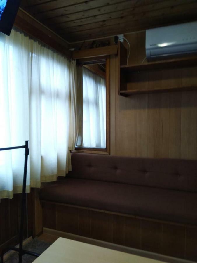 Two Rooms Rustic House - Self Check-In Bukares Bagian luar foto