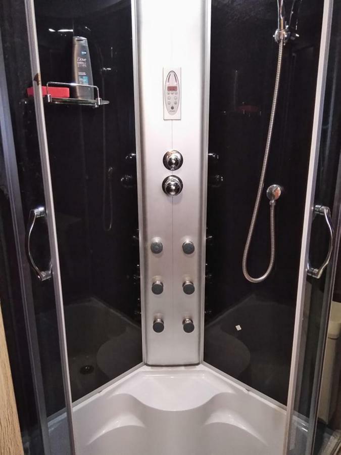 Two Rooms Rustic House - Self Check-In Bukares Bagian luar foto