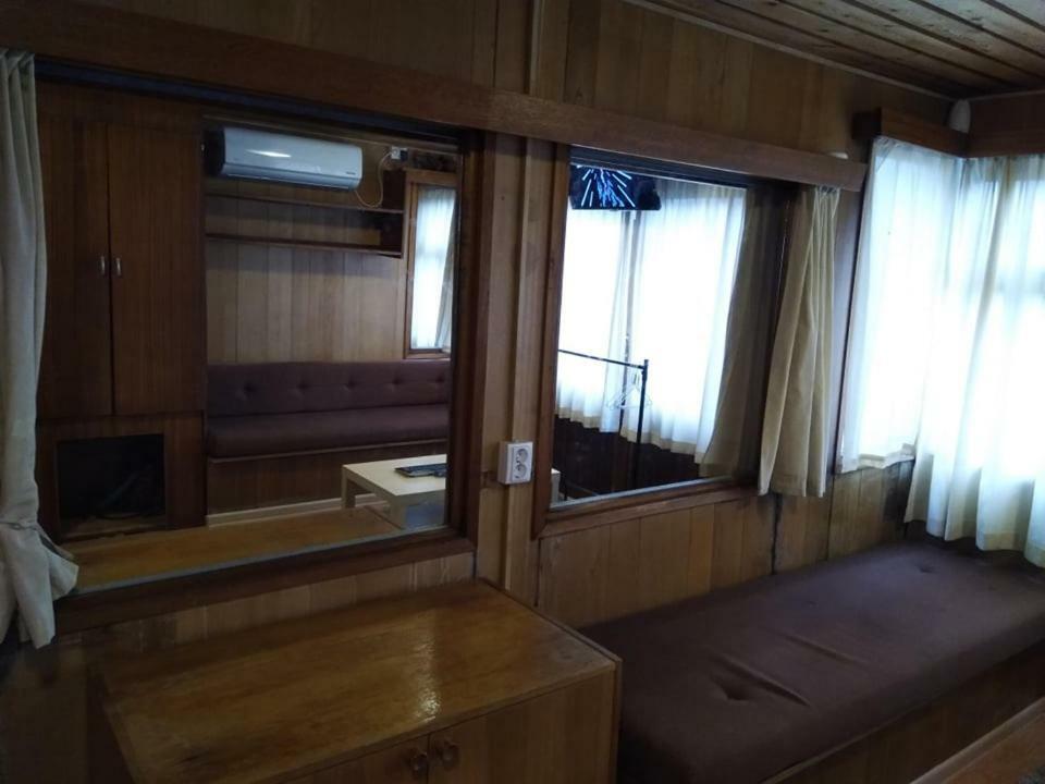 Two Rooms Rustic House - Self Check-In Bukares Bagian luar foto