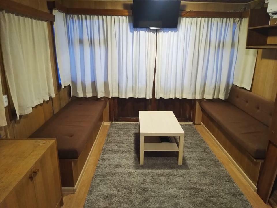 Two Rooms Rustic House - Self Check-In Bukares Bagian luar foto